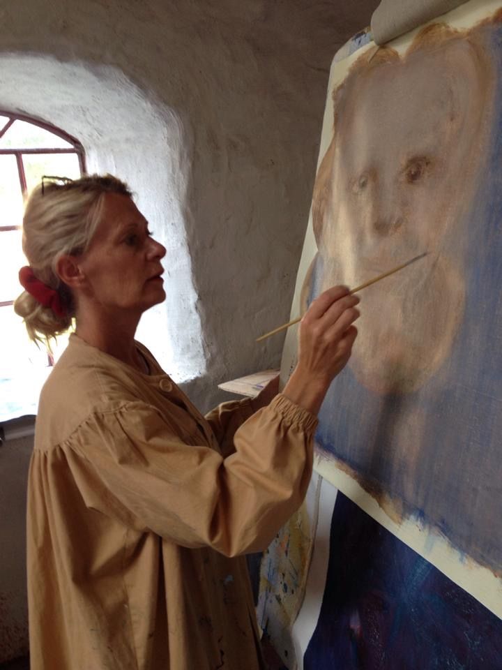 Anette Lillhammar målar på Öland.