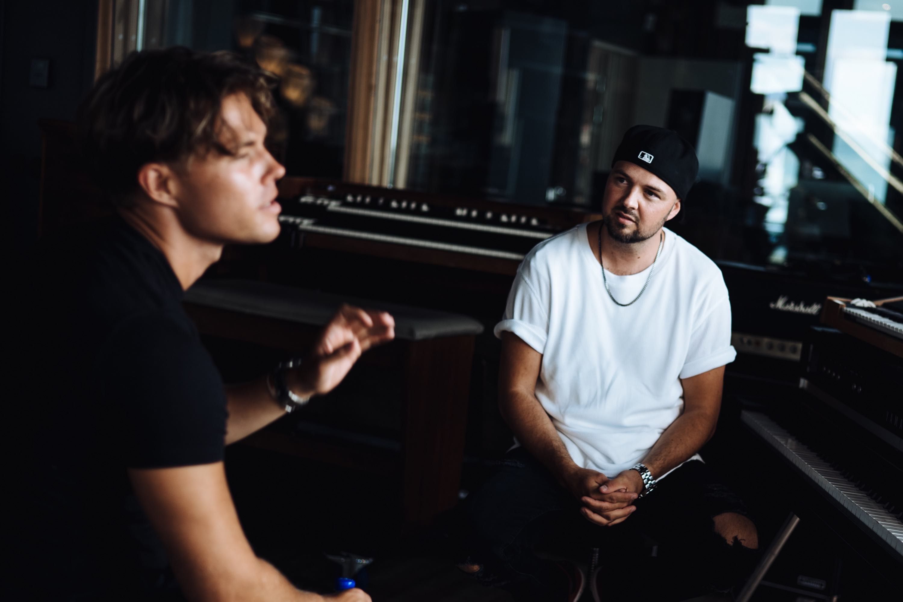 Mike Eriksson med Andreas Wijk i studion. Foto: Abraham Engelmark